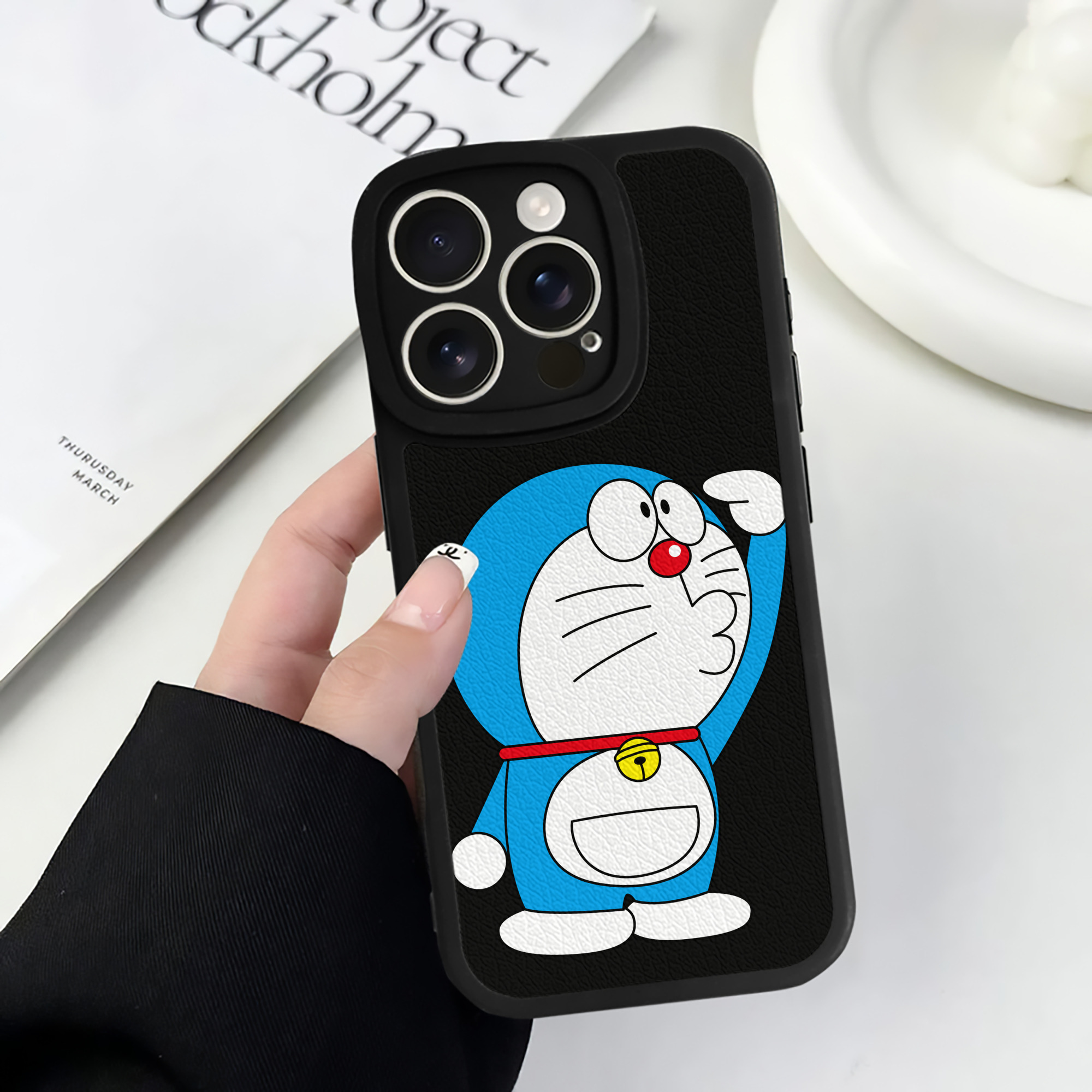 （画像用） ドラえもん Doraemon 【iPhone 16シリーズ対応】シリコンスマホケース（レザー調） 材質：シリコン